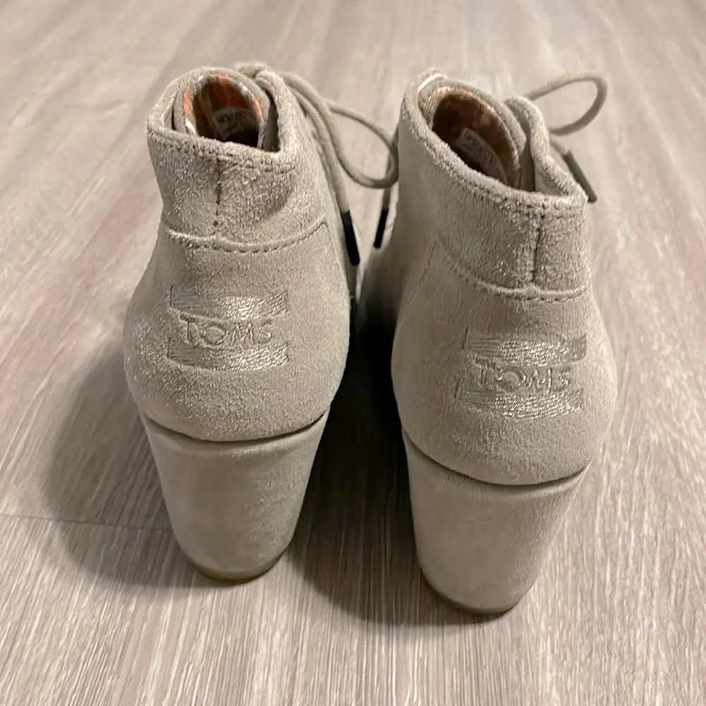 Tom’s Women’s Wedge Ankle Booties Size 6.5 Desert Sands Tan Suede Lace Up